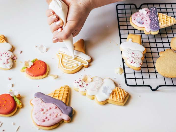 Decorate Charming Cookies\t