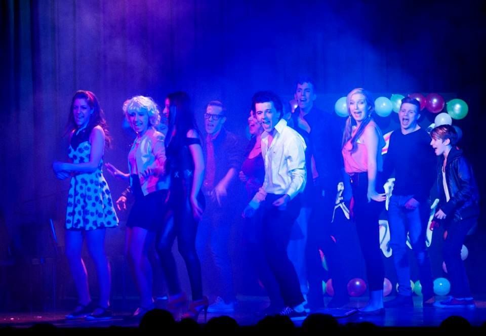 Grease - musical k\u00e9t r\u00e9szben