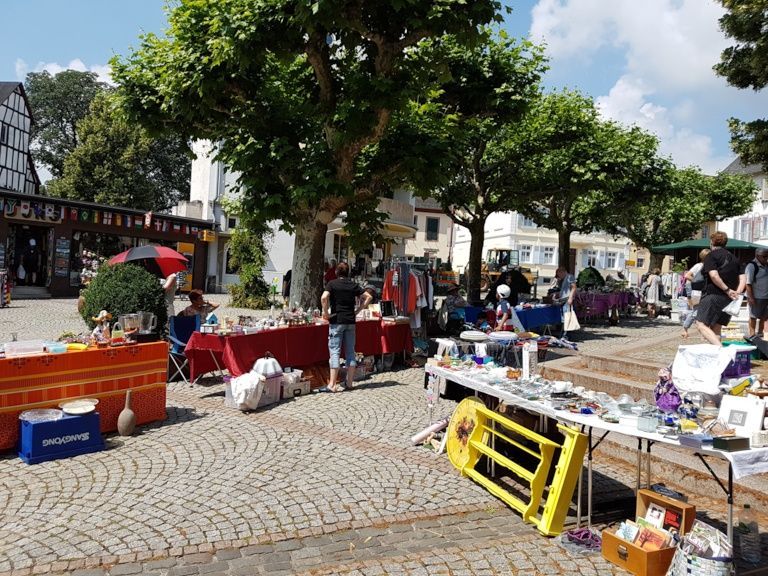 4. Flohmarkt 2024 auf dem Marktplatz in R\u00fcdesheim am Rhein