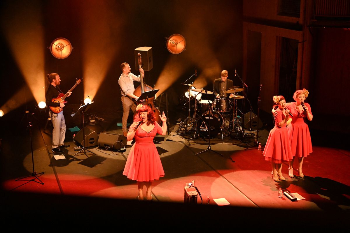 CHRISTMAS TIME : Christmas with the puppini sisters 