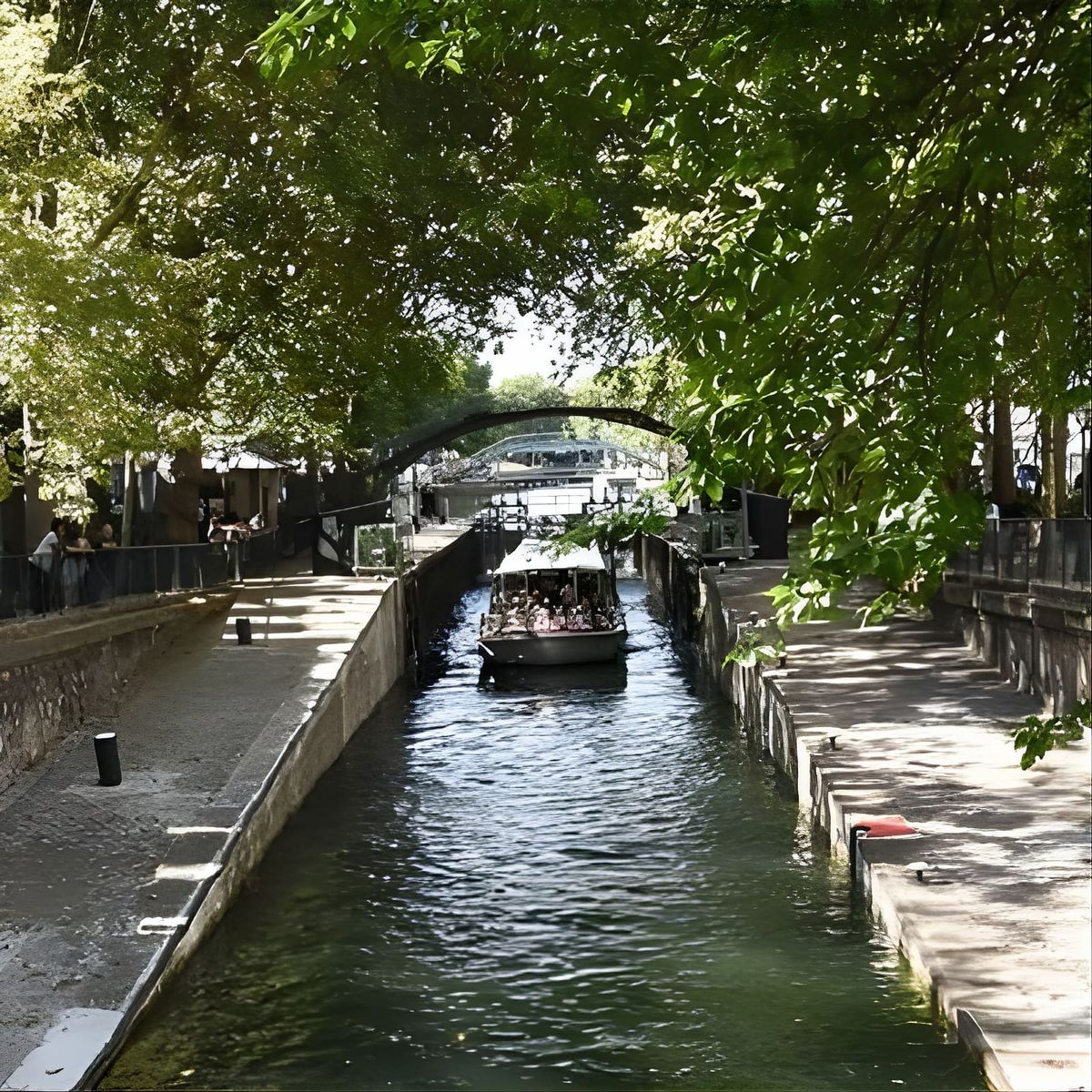 "The Old Paris" on the Canal Saint Martin : Port de l'Arsenal