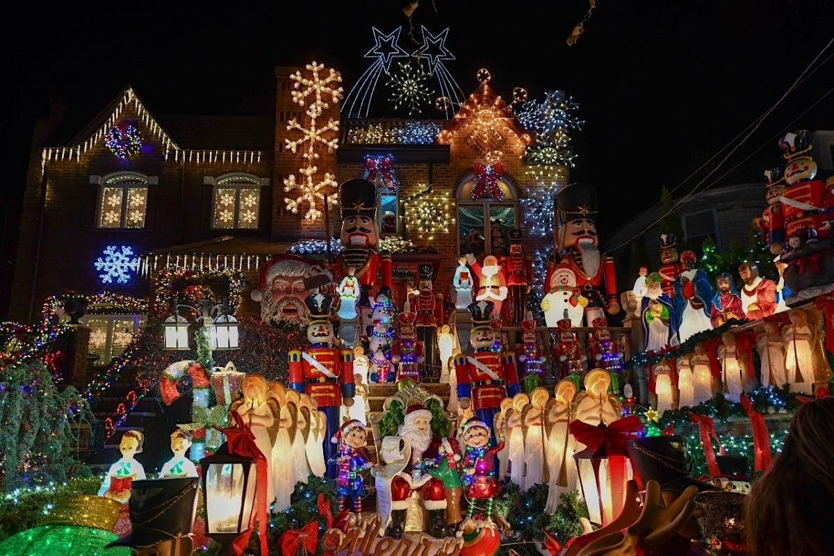 Dyker Heights Holiday Lights Social Walk, Playwright Irish Pub West