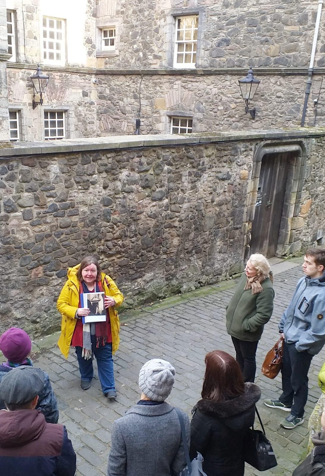 Women's History Tour - from castle to palace (3 hours)