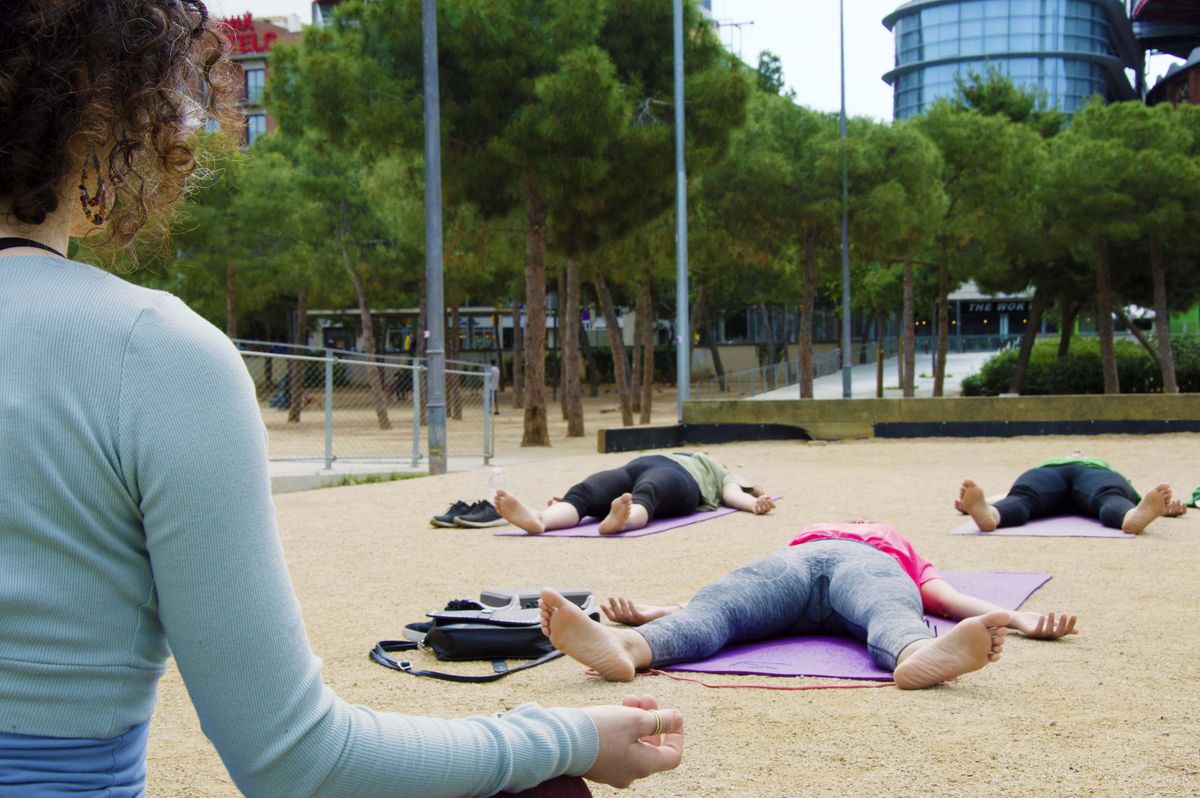 Vinyasa yoga al aire libre