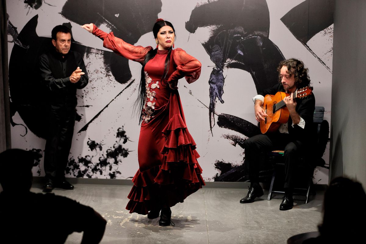 Flamenco junto a la Giralda de Sevilla