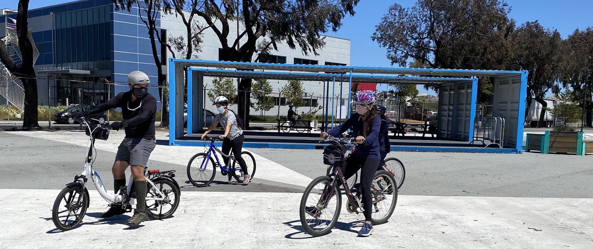 Clase para adultos para aprender a montar en bicicleta