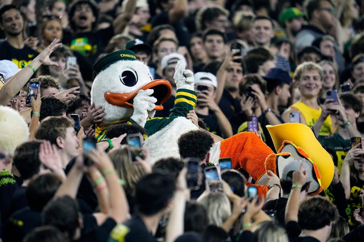 Indiana Hoosiers at Oregon Ducks Football at Autzen Stadium