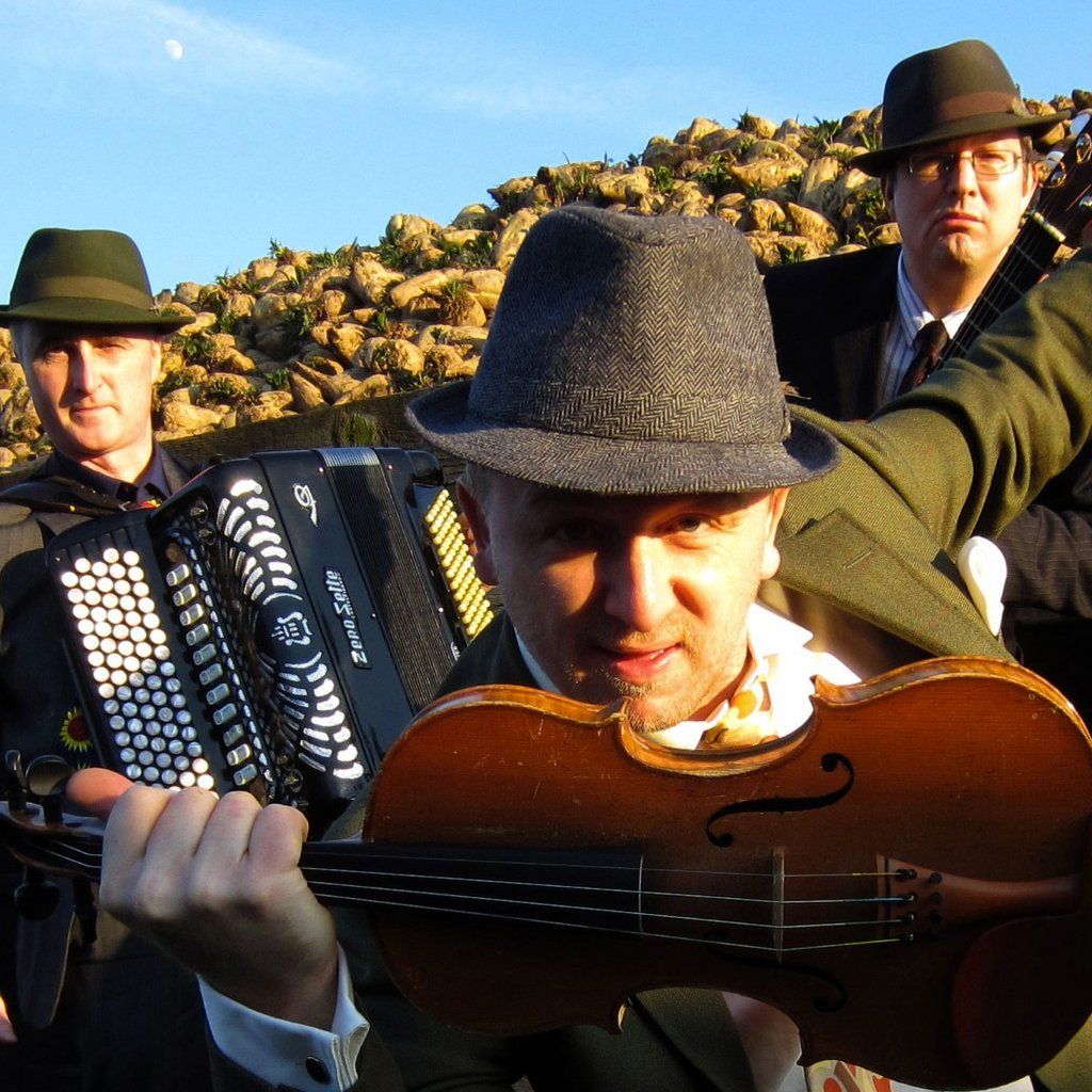 Christian Garrick and The Budapest Caf\u00e9 Orchestra