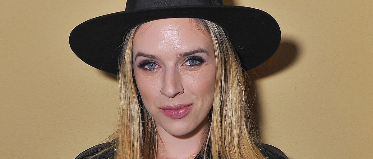 ZZ Ward (21+)