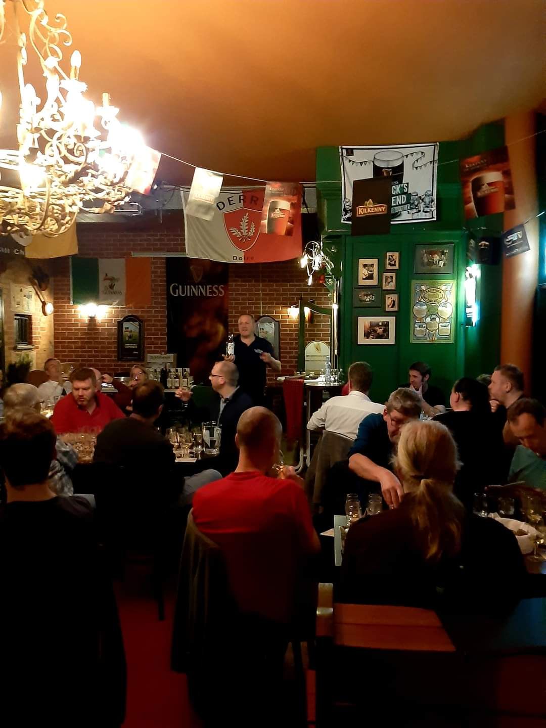 Gro\u00dfes Whiskytasting im Herbst (parallel dazu normaler Pubbetrieb)