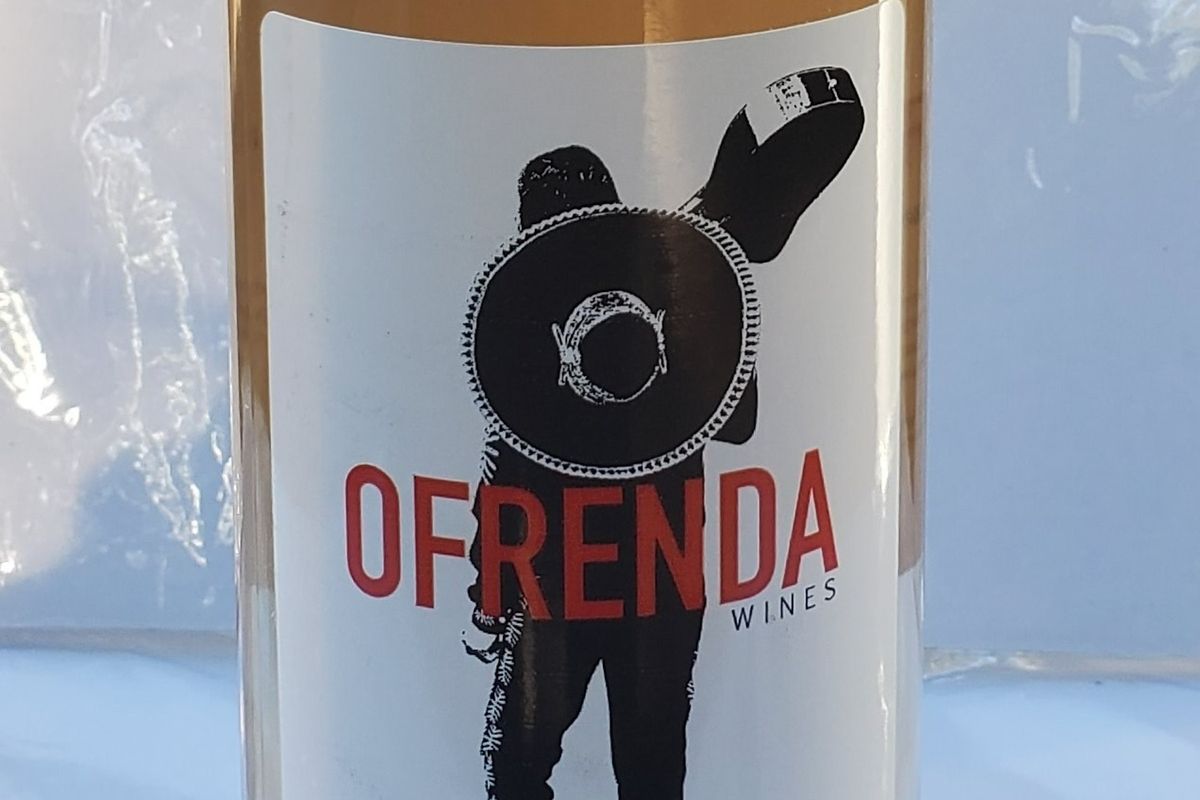 Pl\u00e1ticas y Pruebas: White Wines by Ofrenda Wine