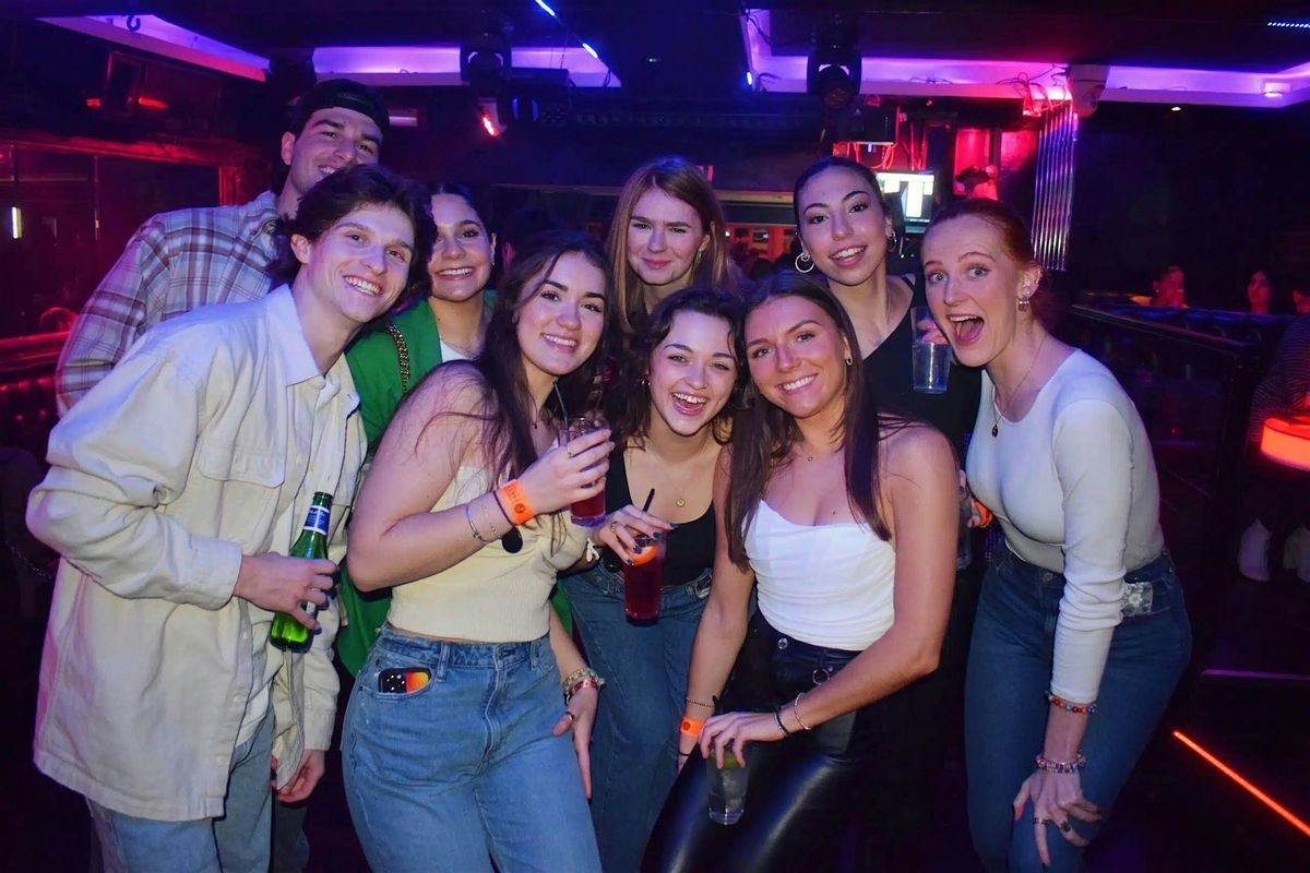 4 Hour - Shanghai Pub Crawl (Bar-hopping\/Nightlife Tour)