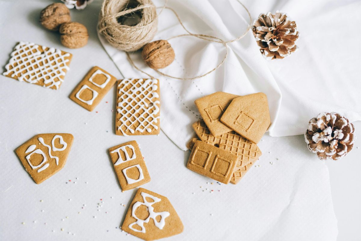 Gingerbread House Decorating (Kids)