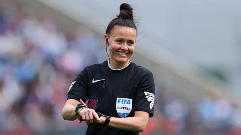 1st Female to Referee on the Premier League!