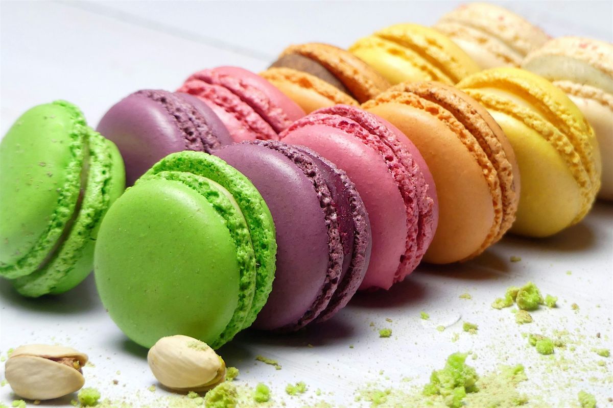 Franz\u00f6sische Patisserie - Macarons & Eclairs