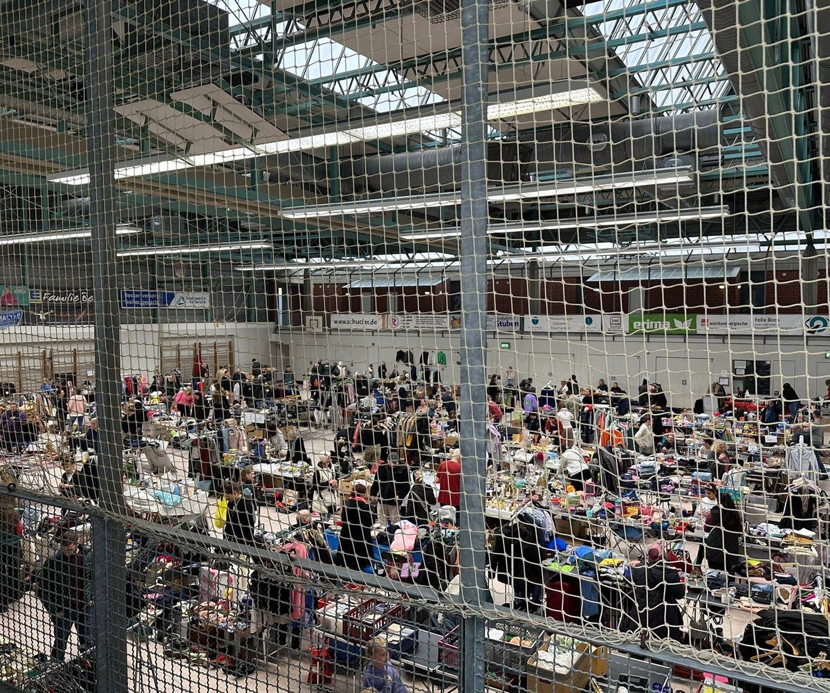 Grosser Hallen-FLOHMARKT in der Mehrzweckhalle (Sporthalle) in Karlsruhe-Rintheim