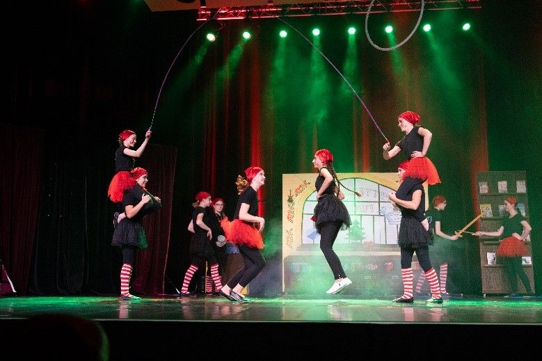 WEIHNACHTSGALA DES CIRCUSTHEATERS TOHUWABOHU \u00bbZWISCHEN DEN W\u00c4LDERN\u00ab