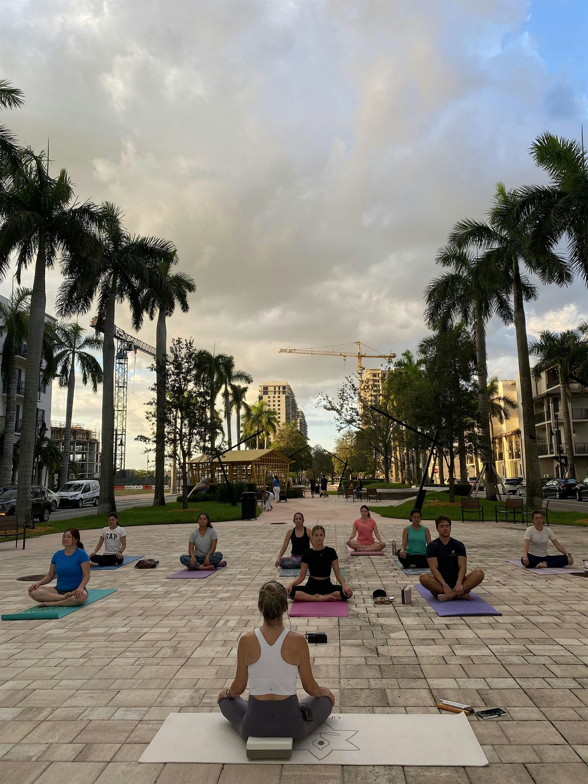 Yoga al atardecer - Downtown Doral y via Zoom - Martes 07\/02 - 6:30pm