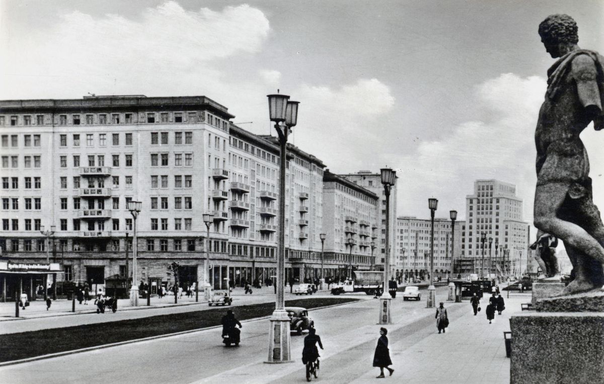 Die Karl-Marx-Allee - jedes Haus der Stra\u00dfe: eine Stadttour in Ansichtskarten. Vortrag von Ben Kaden