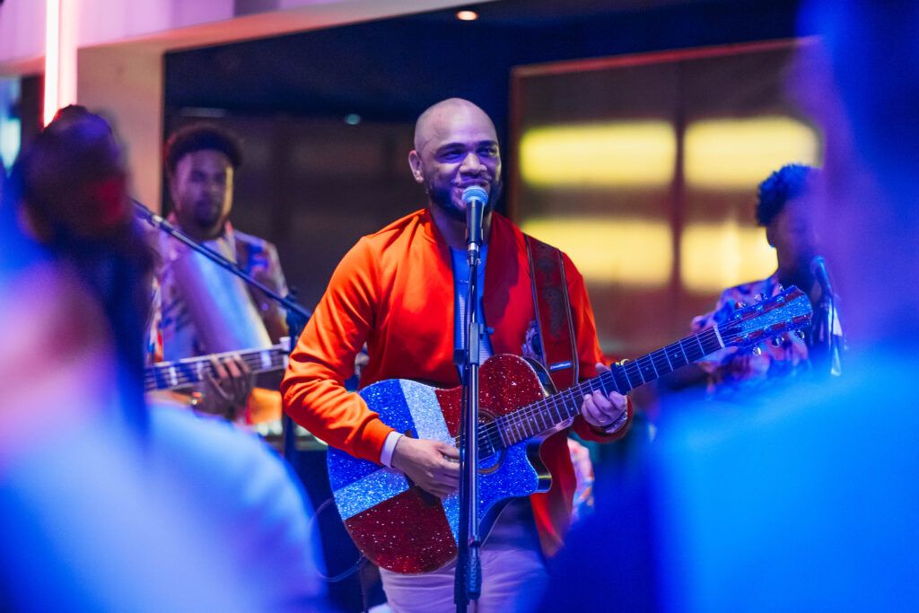 FIESTA LATINA mit Live Musik von Ricky Manuel