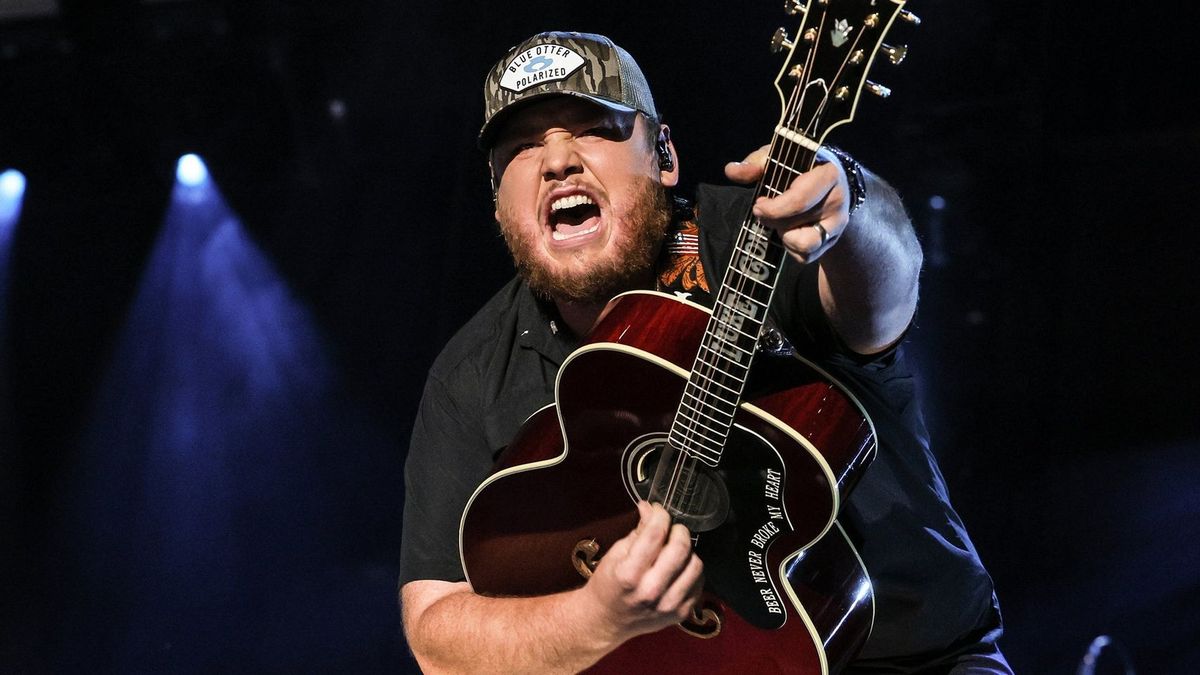 LUKE COMBS-GROWIN' UP AND GETTIN' OLD TOUR