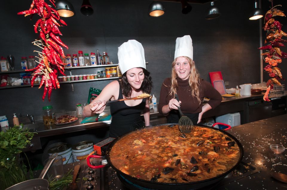 Barcelona: Paella Cooking Experience