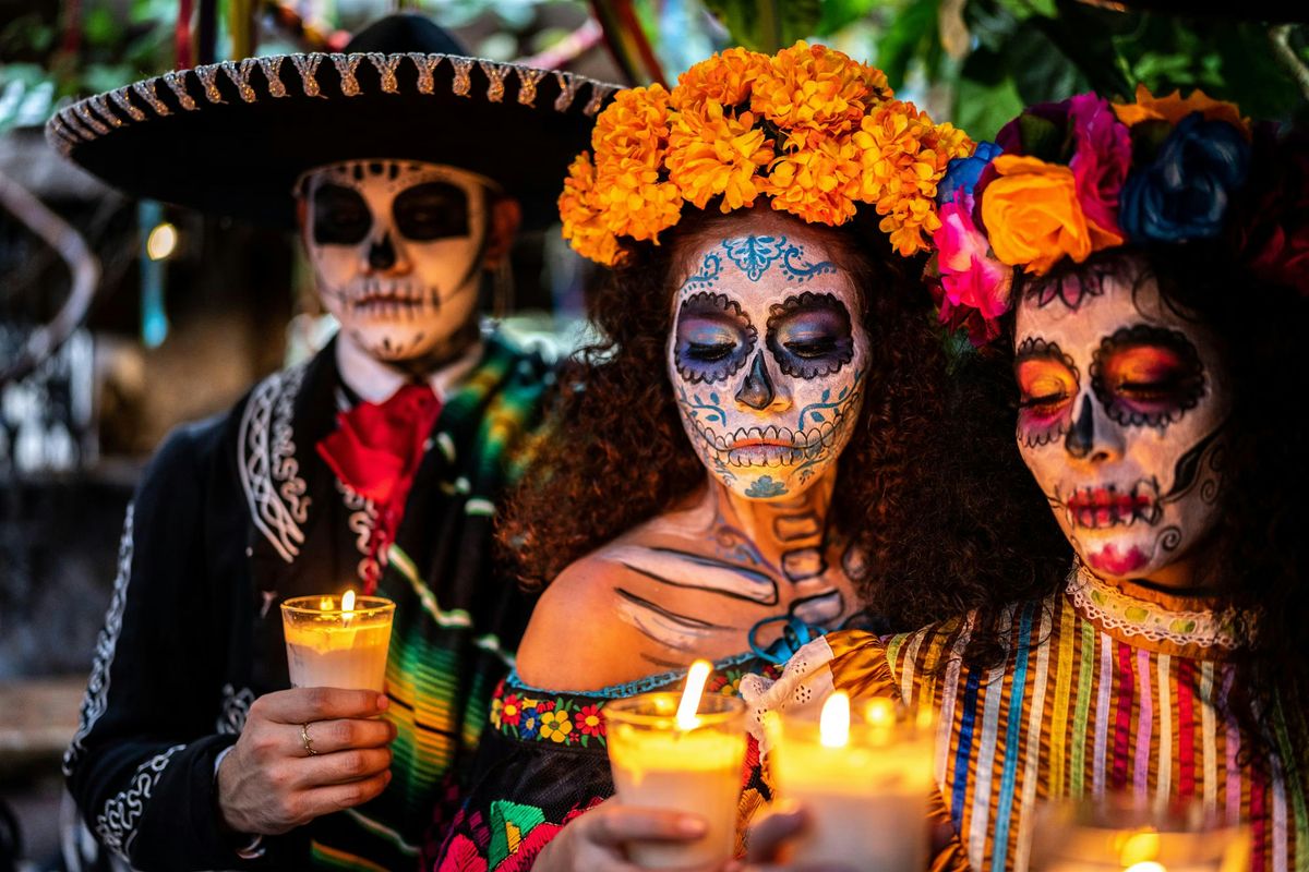 Celebraci\u00f3n Dia de los Muertos on the River Walk