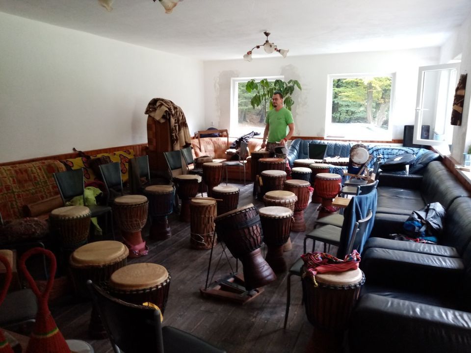 DJEMBE CHATA CEMENT\u00c1RKA pokro\u010dil\u00ed