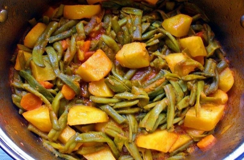 Emily's Greek Kitchen Vegetarian  Green beans w\/potatoes in tomato 3 course cooking class