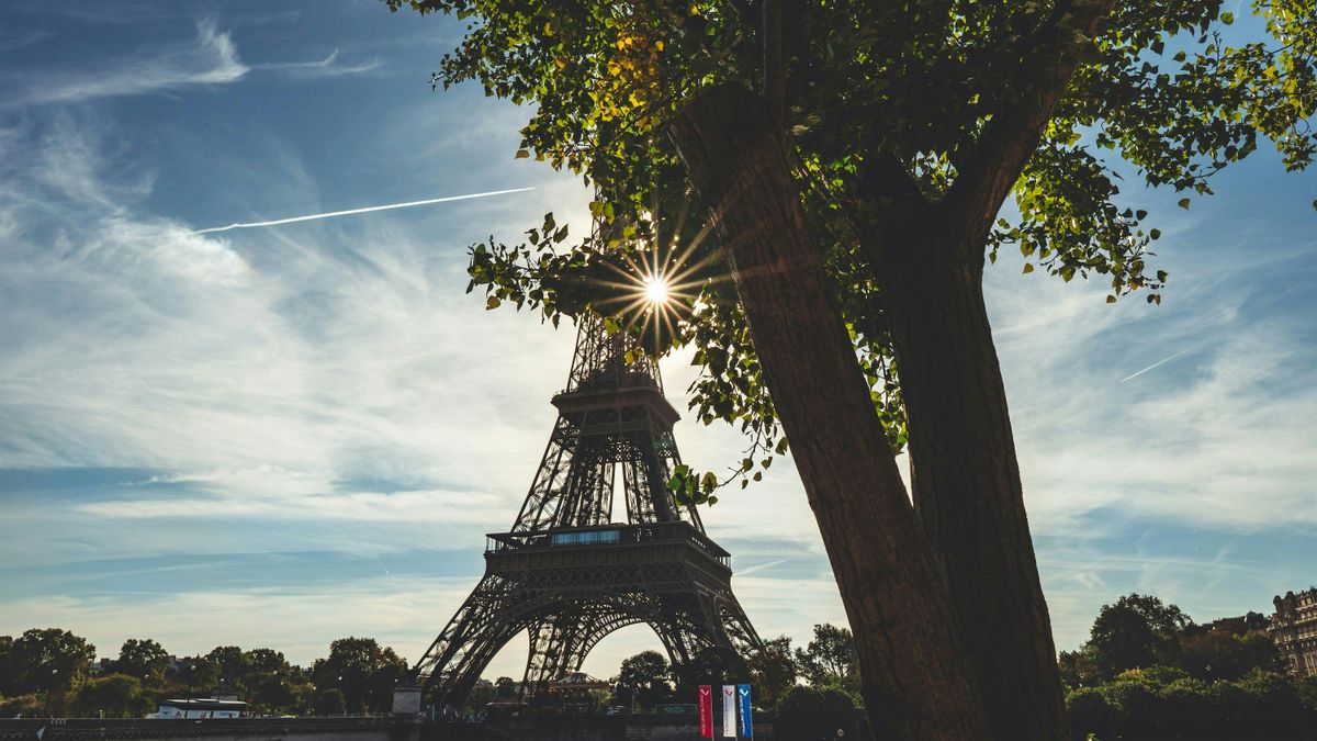 BEACH CLUB, FOOD & CRUISE ON THE SEINE at NOTI PLAGE