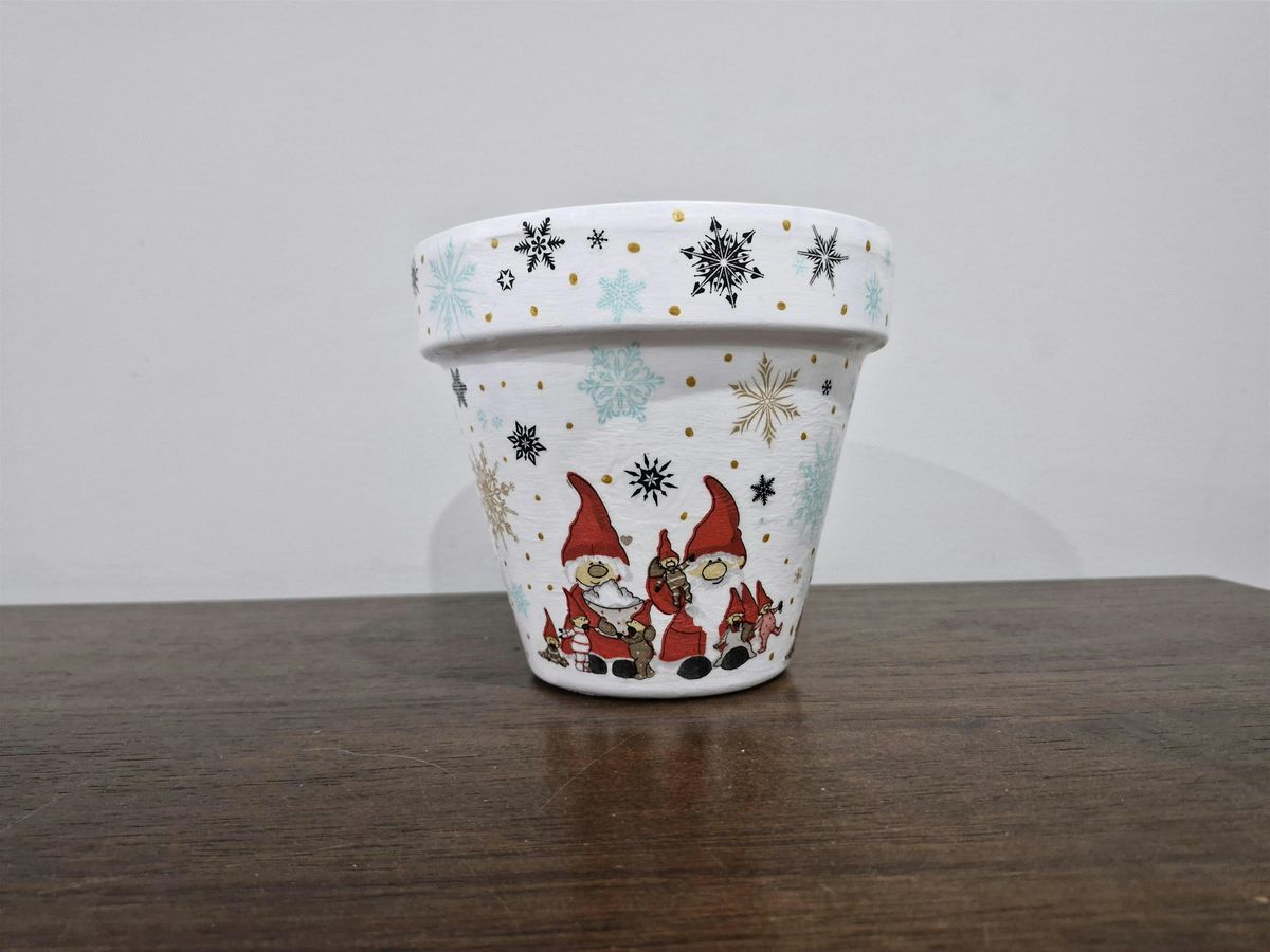 Decoupage a Christmas pot