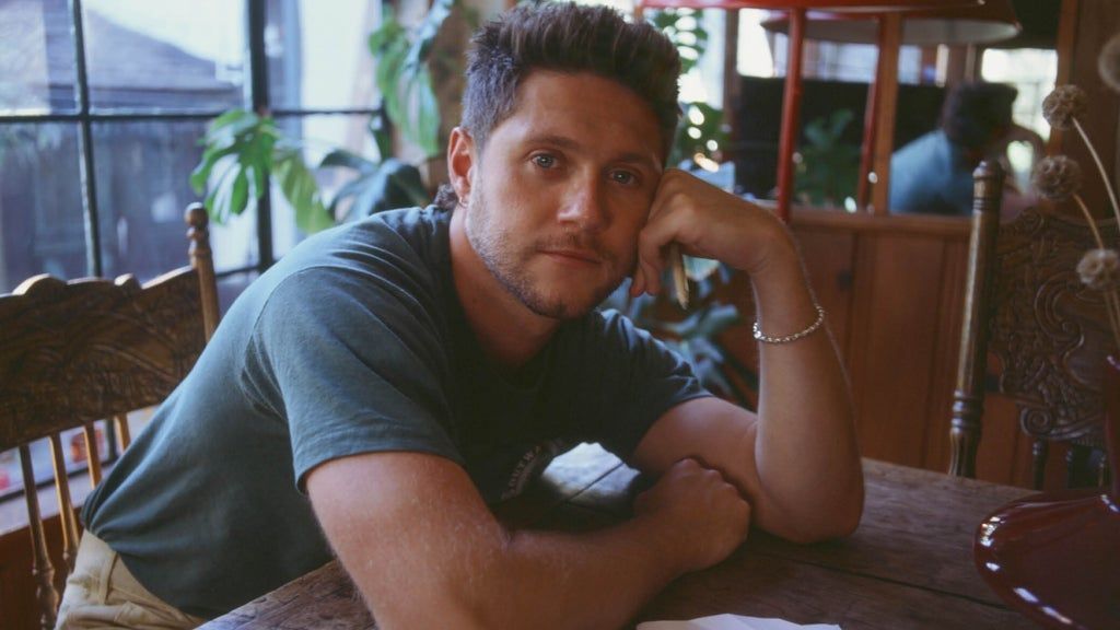 Niall Horan | Vinyl Room Upgrade (EVENT TICKET NOT INCLUDED)