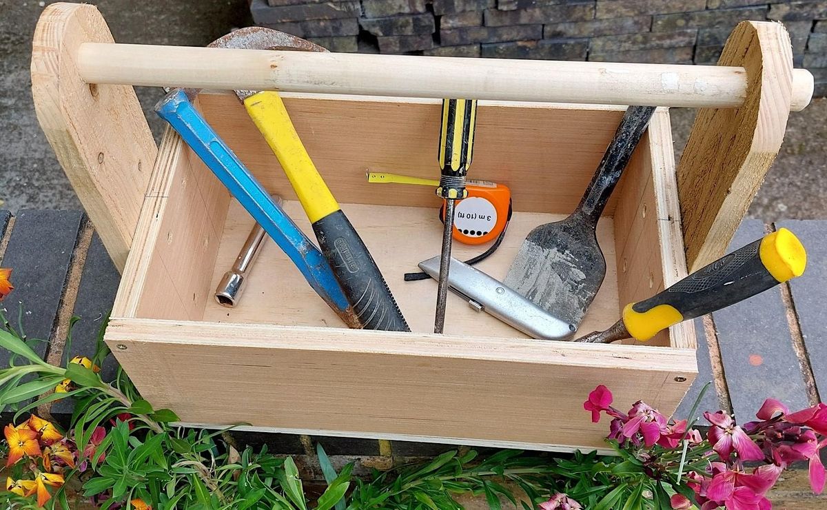 Woodwork Basics: Make A Tool Box at Wood Saints