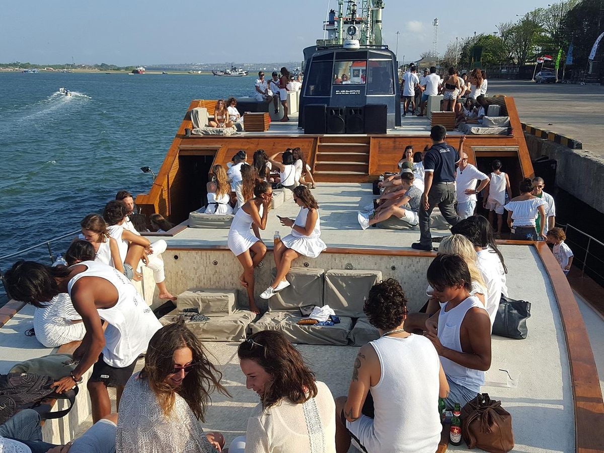 Top 40 \/ Latin \/ Hip Hop Dance Party Yacht Cruise: Dress in all White!