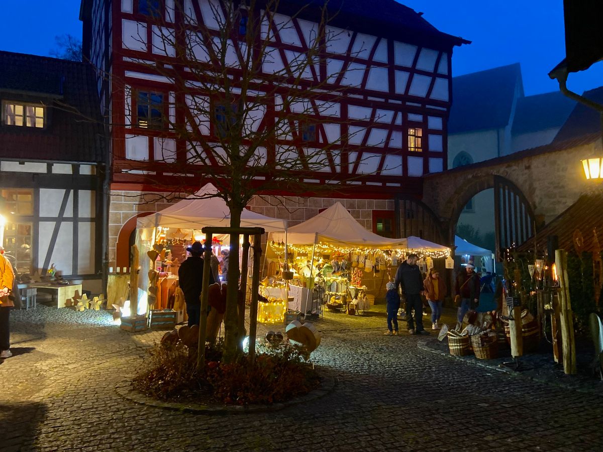 Gro\u00dfer voradventlicher Kunsthandwerkermarkt am Centhaus Stockheim\/Rh\u00f6n