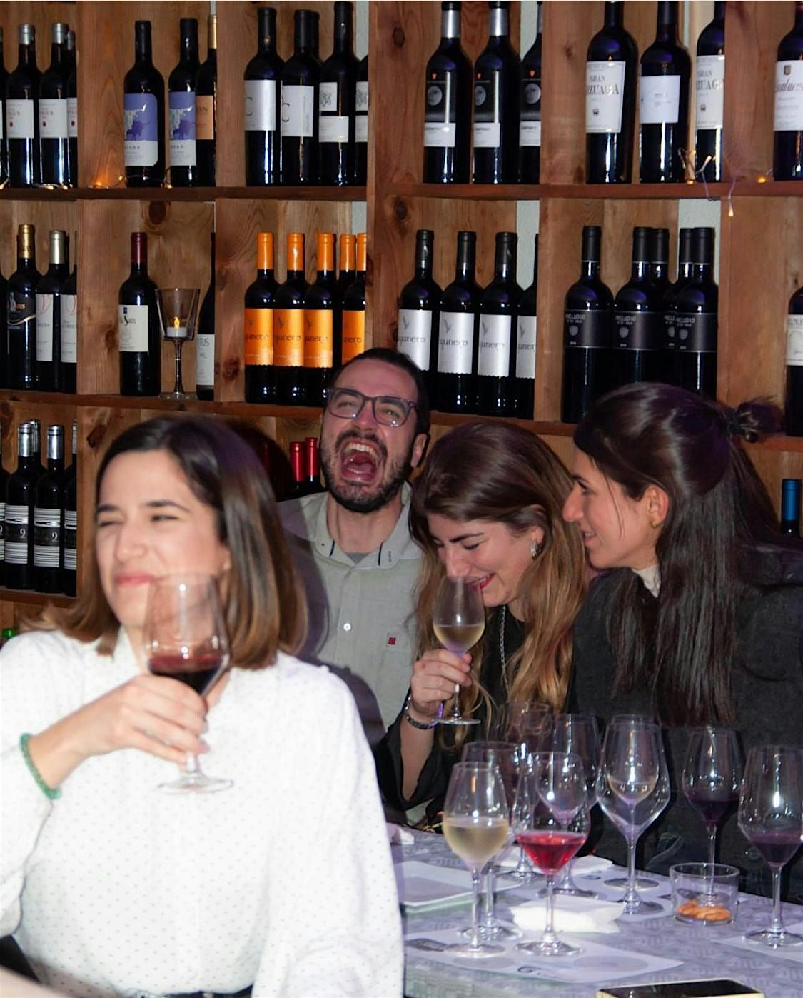 Una experiencia de vinos y risas: WineUp Comedy en Sala Galileo