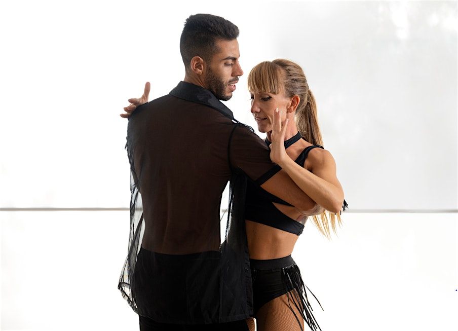 Latin dance and salsa class in Barcelona Experience (Private Groups)