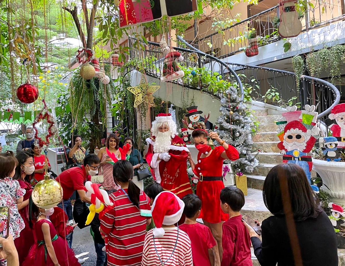 Meet Santa on Christmas Day At The Gardens of Dinsor Palace.