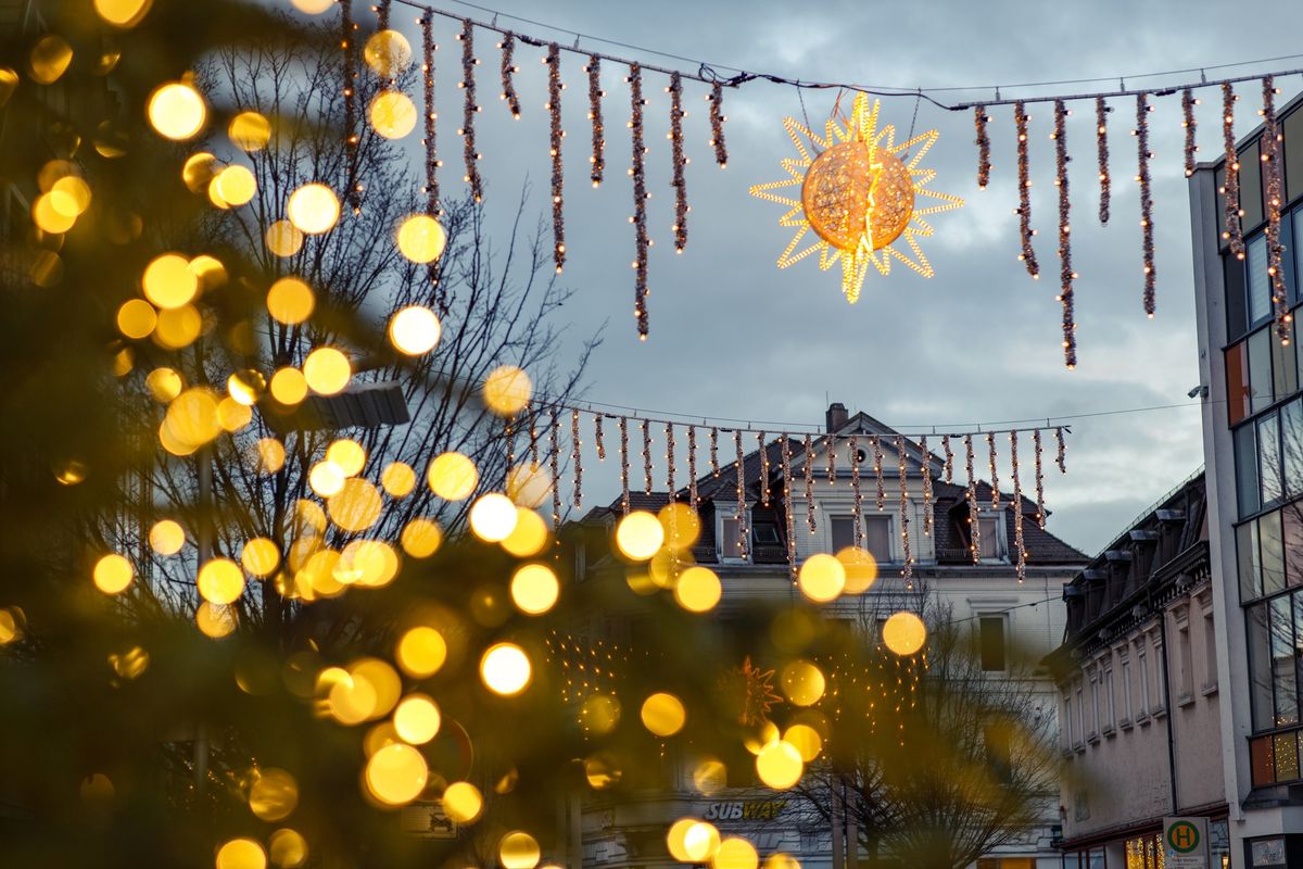 F\u00fchrung: klassizistische Stadt im weihnachtlichen Lichterglanz