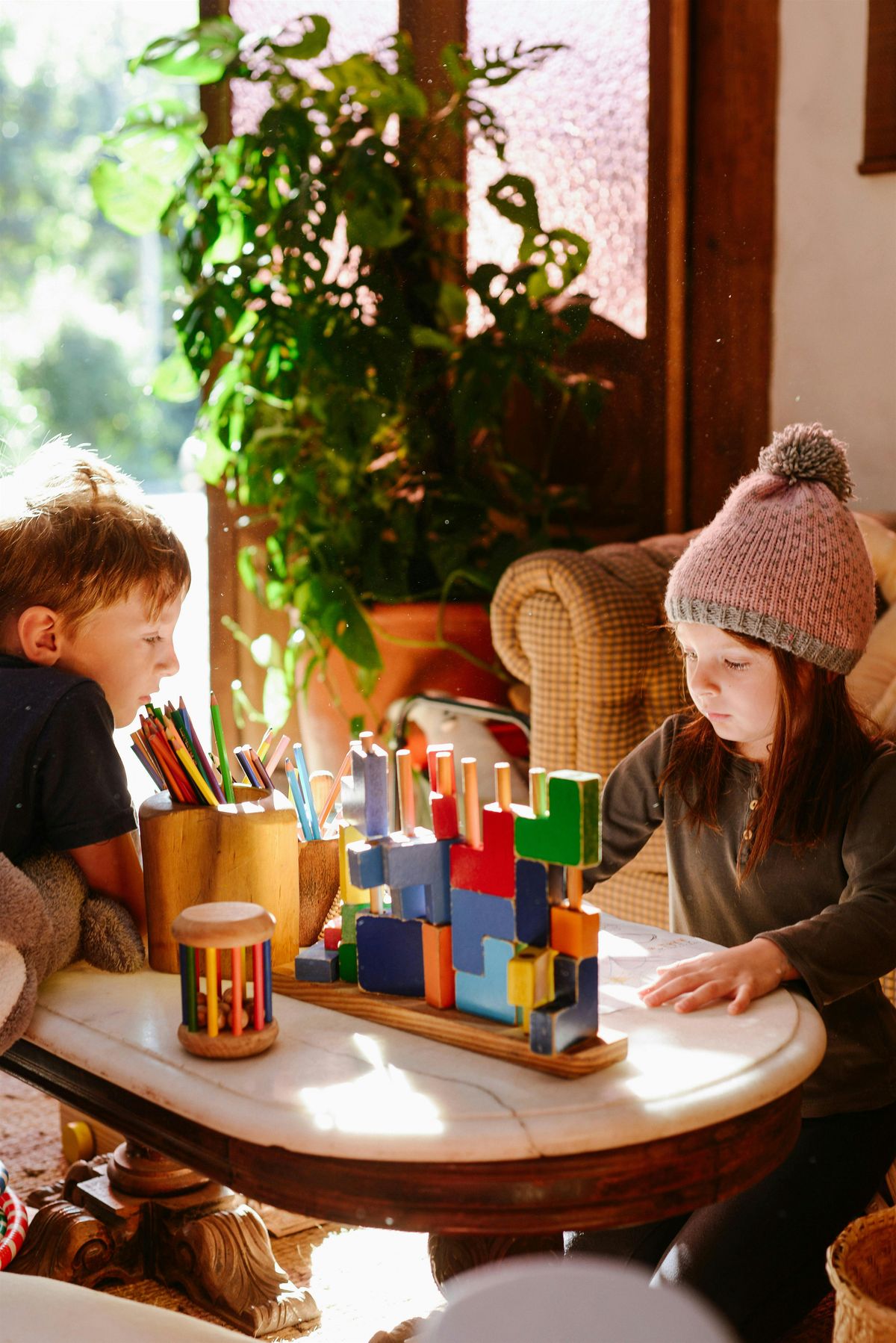 Mama-Kaffeeklatsch im Kindercaf\u00e9