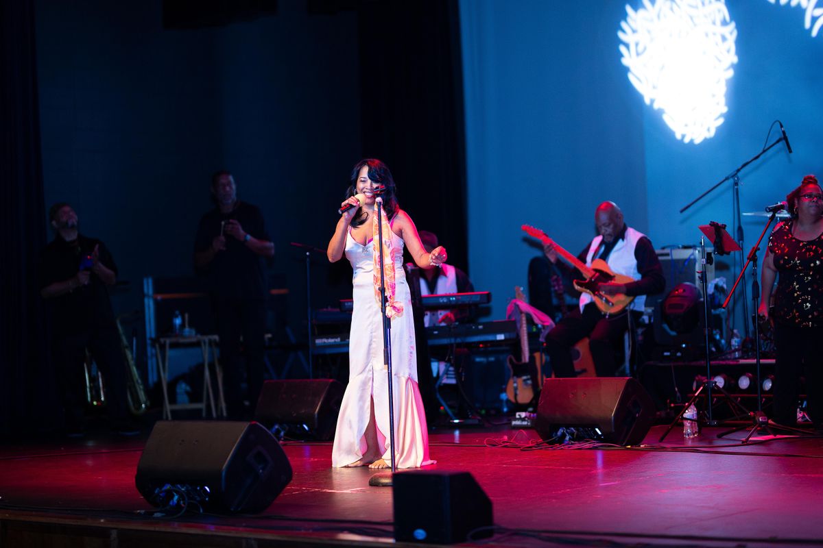 The Sade Experience f\/ Julia Foster & The Perfect Picture Band