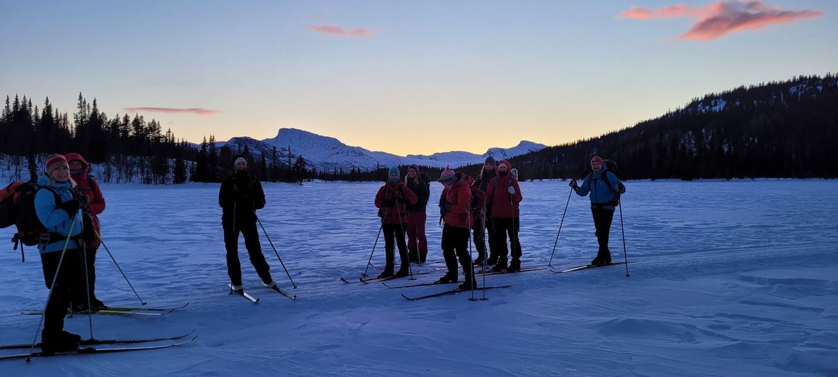 Skitur i m\u00e5neskinn\/hodelykt Vanniviki\/Vannin - Nausttjerne