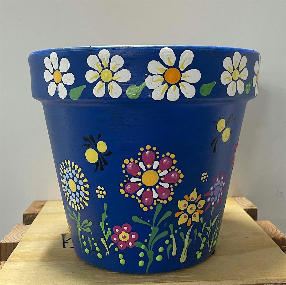 Painting planters with dots! Paint a terra cotta planter for Mothers day