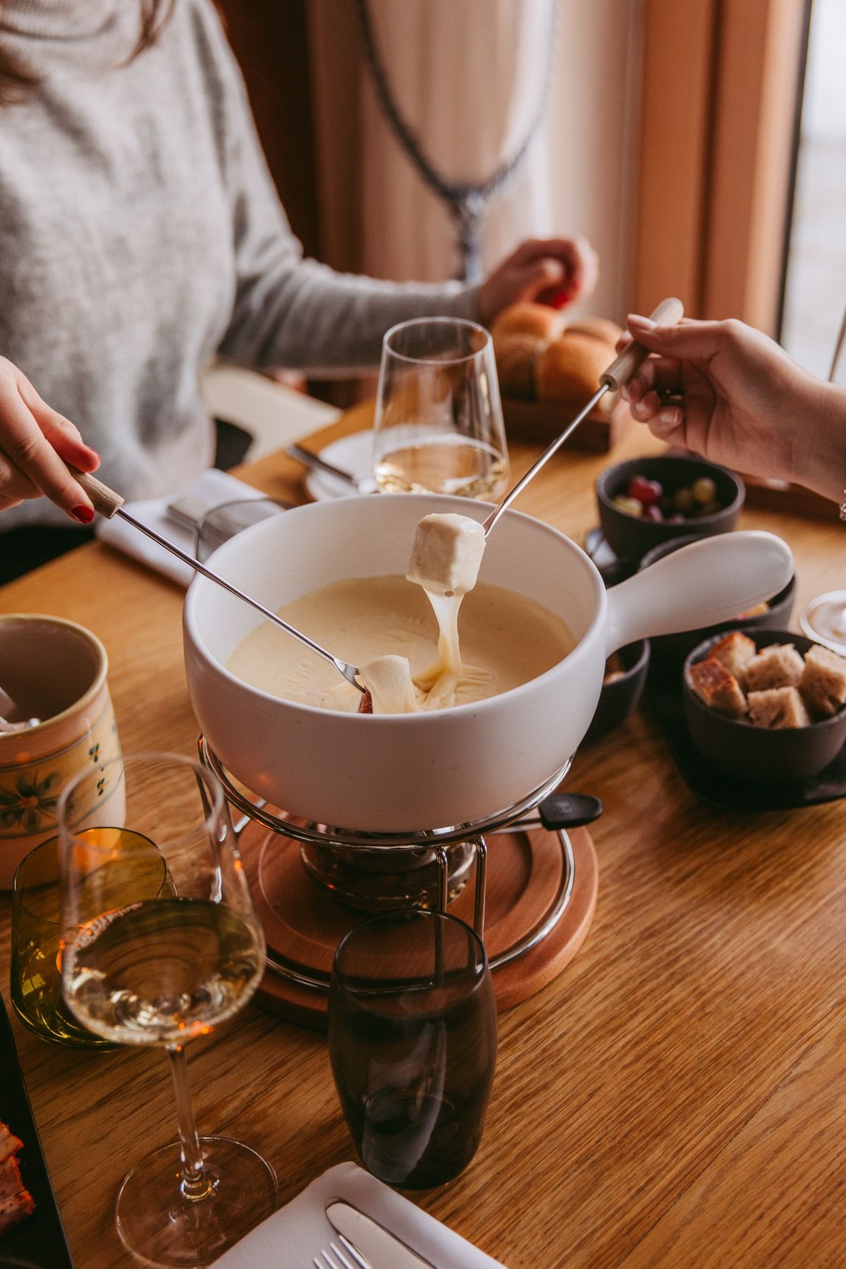 Festlicher Fondue-Zauber in der Almh\u00fctte