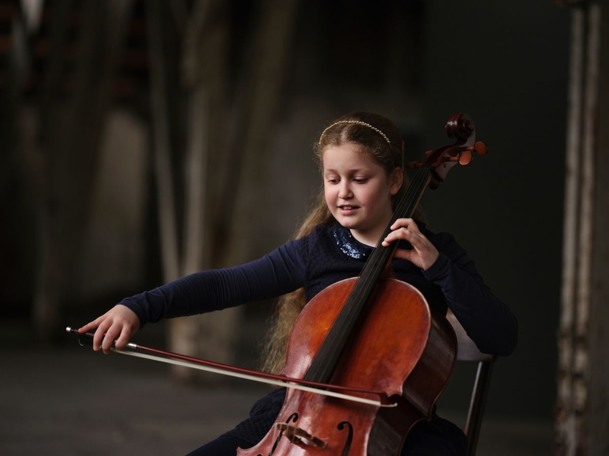 Cellostunde mit dem Wunderkind Charlotte Melkonian (11) & Mikhail Mordvinov, Klavier