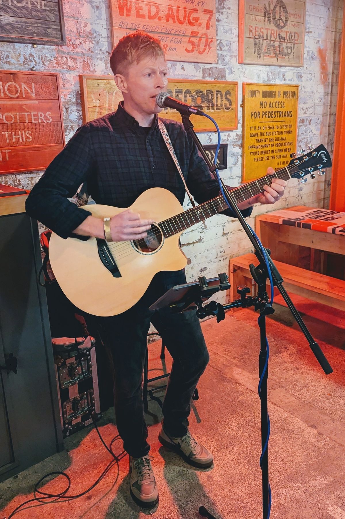 Lee Richards acoustic set at Chew's Yard