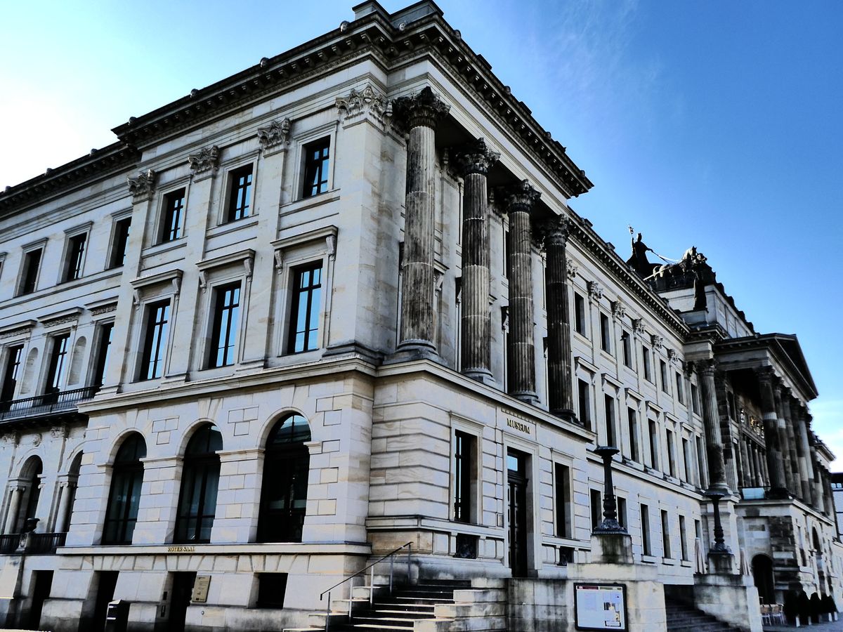 Historische Weinf\u00fchrung im Residenzschloss