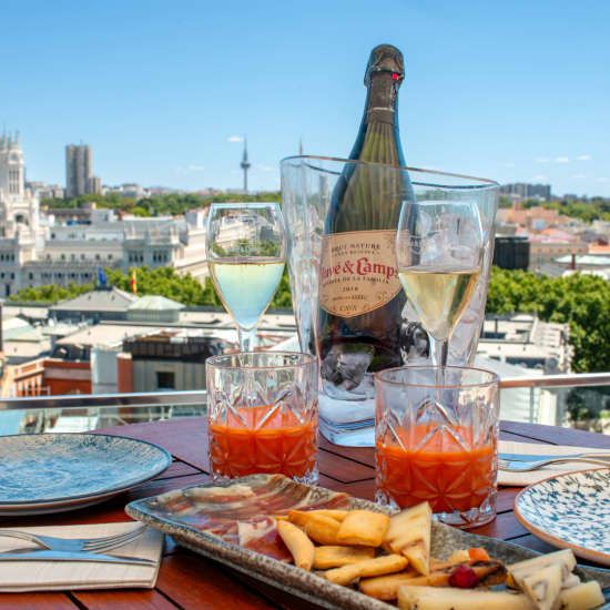 Men\u00fa con vistas y una botella de Juv\u00e9 y Camps en Casa Suecia