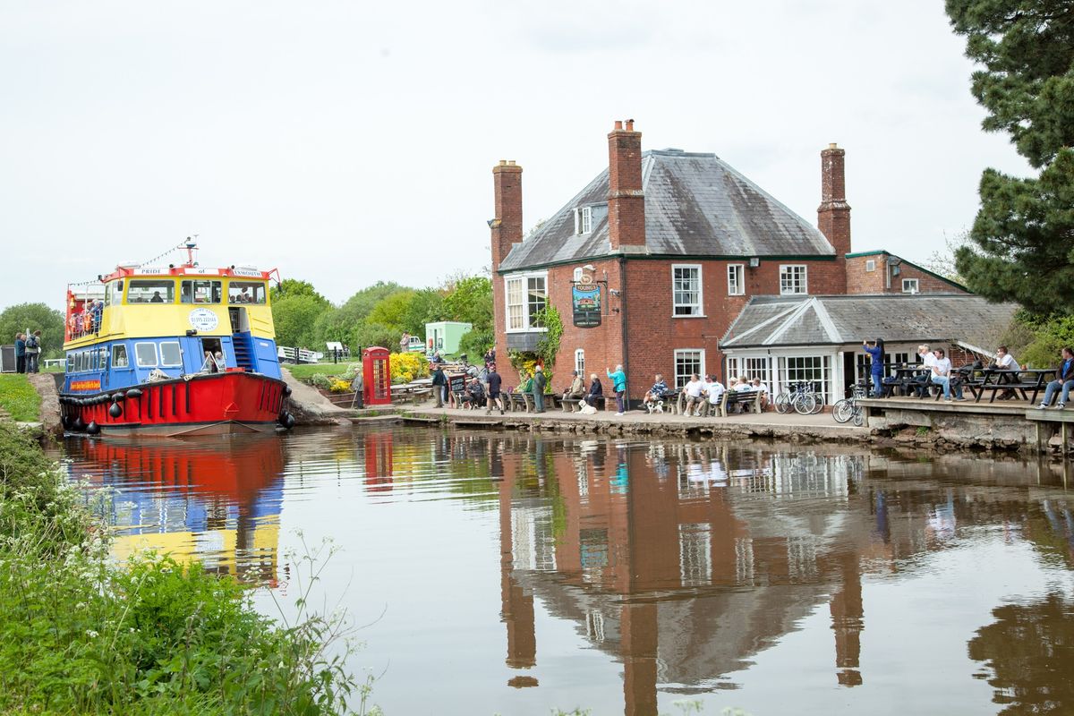 Exeter to Exmouth Canal cruise with Mince Pie & Mulled Wine & Free time at Exeter Christmas Market