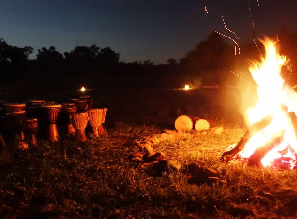 Kr\u0105g urodzinowy, dzikie harce przy ogniu, afryka\u0144skie b\u0119bny i pogaduchy przy pe\u0142ni ksi\u0119\u017cyca